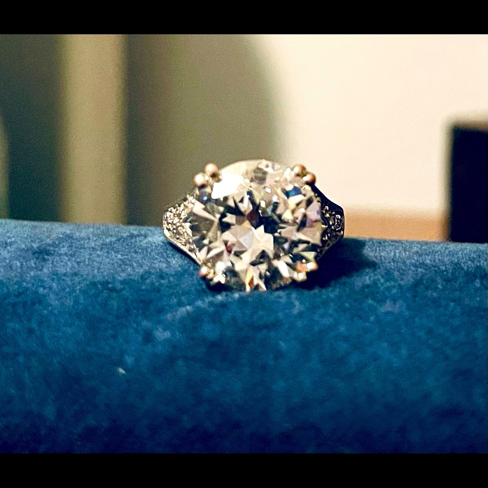 Huge faux diamond! Size 6